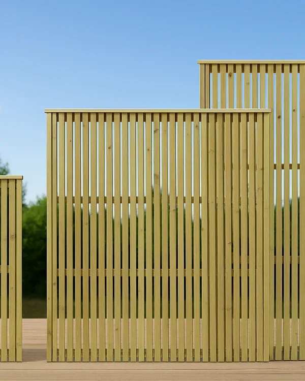 Moderne levegg med vertikale trespiler som gir privatliv på terrasse